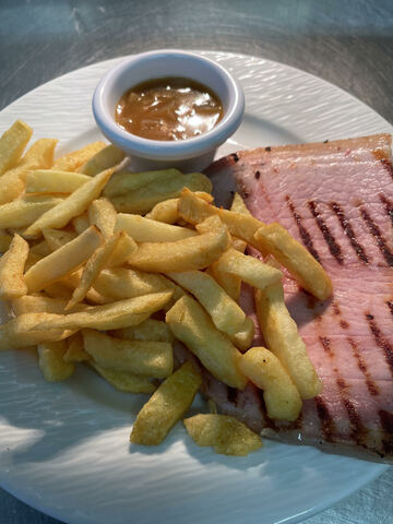 Lundi 22 avril : Jambon chaud, sauce madère, frites