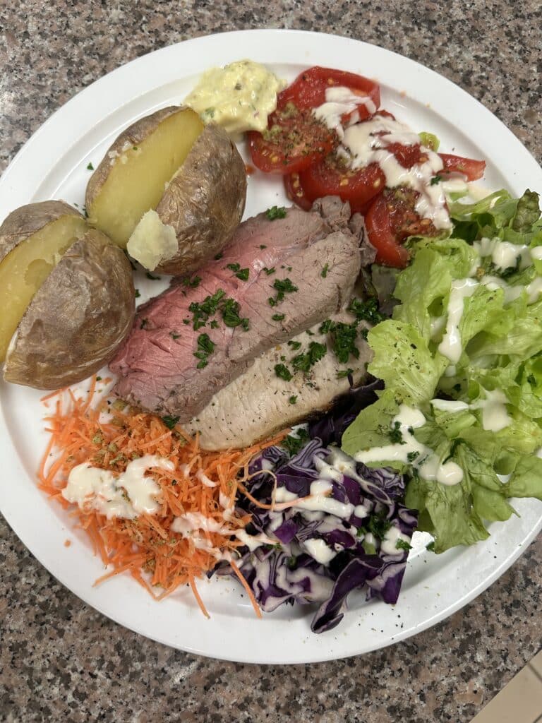 duo de rôti, pdt au four, crudités